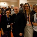 Con arzobispo en premiacion para fmr