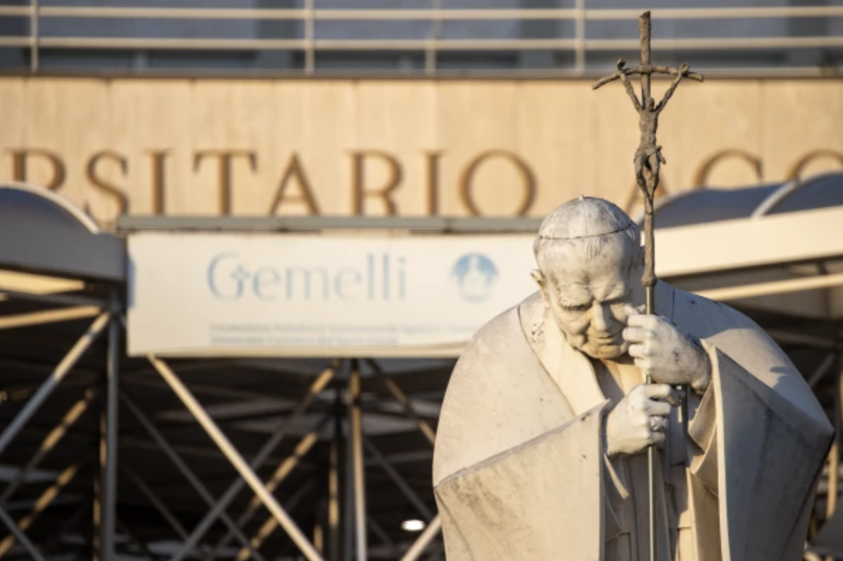 El papa Francisco recibe cientos de mensajes en el Gemelli por sus 12 años de pontificado