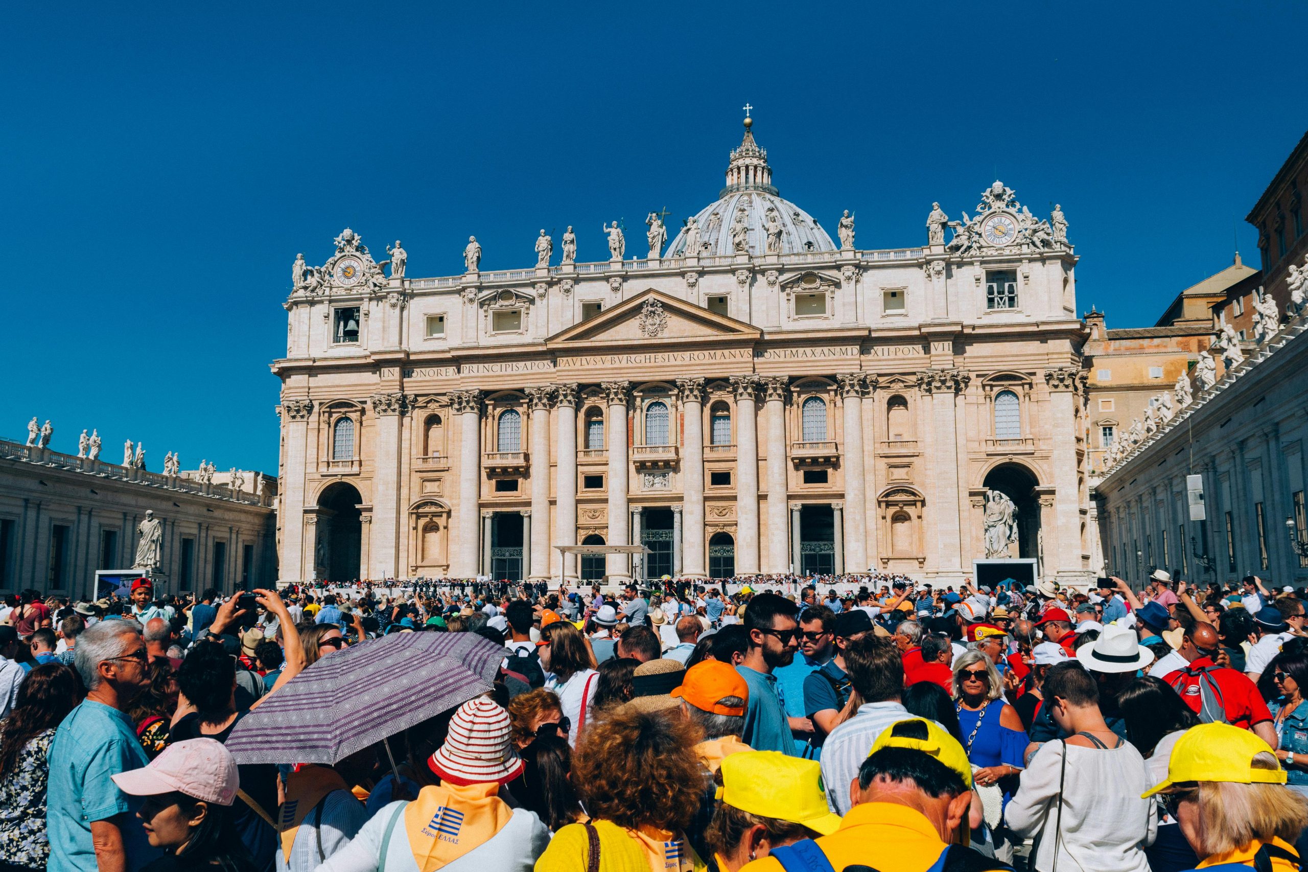 VIDEO | Feligrés local presente cuando sonaron las campanas en Roma, anunciando la muerte del papa Francisco