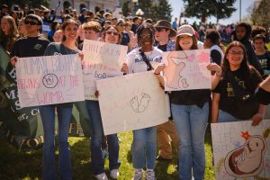 Nicole Hinojos (26'), Stephanie Cabrales (26'), Odile Sikpa (26'), Luna Ramos (26') y Jessica Ramírez (26') participan en la Marcha por la Vida de Colorado. (Foto cortesía de la Escuela Preparatoria Bishop Machebeuf)
