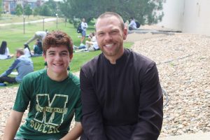 Giovanni Chilelli (27') y el Hno. Andrew Brebeuf, SCJ, el primer día del curso académico 24-25. (Foto cortesía de la escuela Bishop Machebeuf)