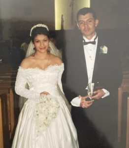 Mónica y Armando, en su boda por la Iglesia. (Foto proporcionada)