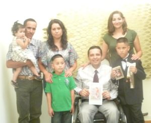 Carlos, durante su proceso de recuperación, tras haber perdido la visión de su ojo derecho y enfrentado dificultades de movilidad. (Foto proporcionada)