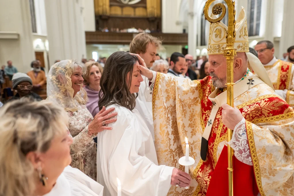 Para Kira Roark, nueva católica recibida en la Catedral Basílica de la Inmaculada Concepción en Denver, la fe es algo profundamente personal y, a la vez, más grande que ella. Movida por la belleza, su devoción a María y un lazo familiar con la catedral, regresó a la Iglesia esta pasada Pascua. (Foto: Daniel Petty)
